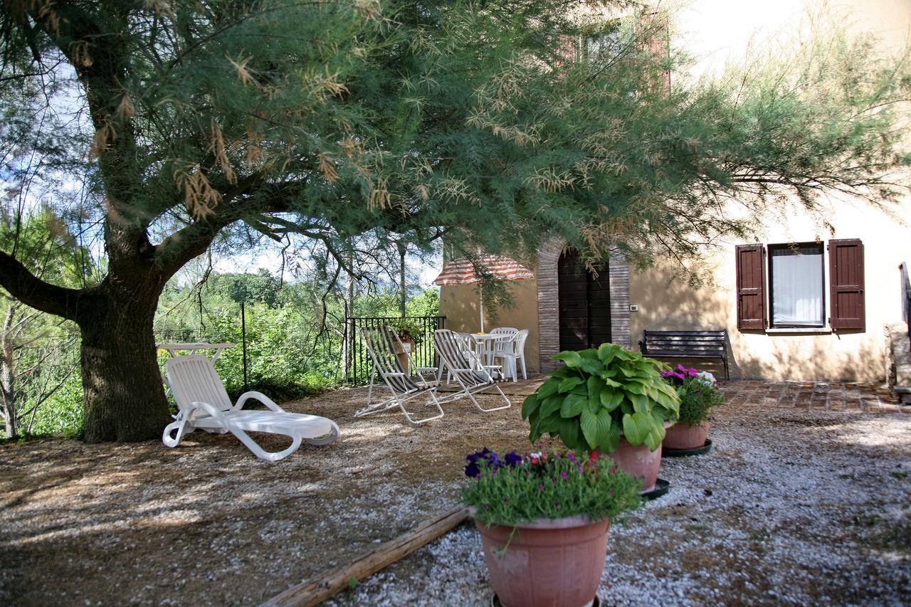 Agriturismo Villa Mozart Nel Verde Gubbio Luaran gambar