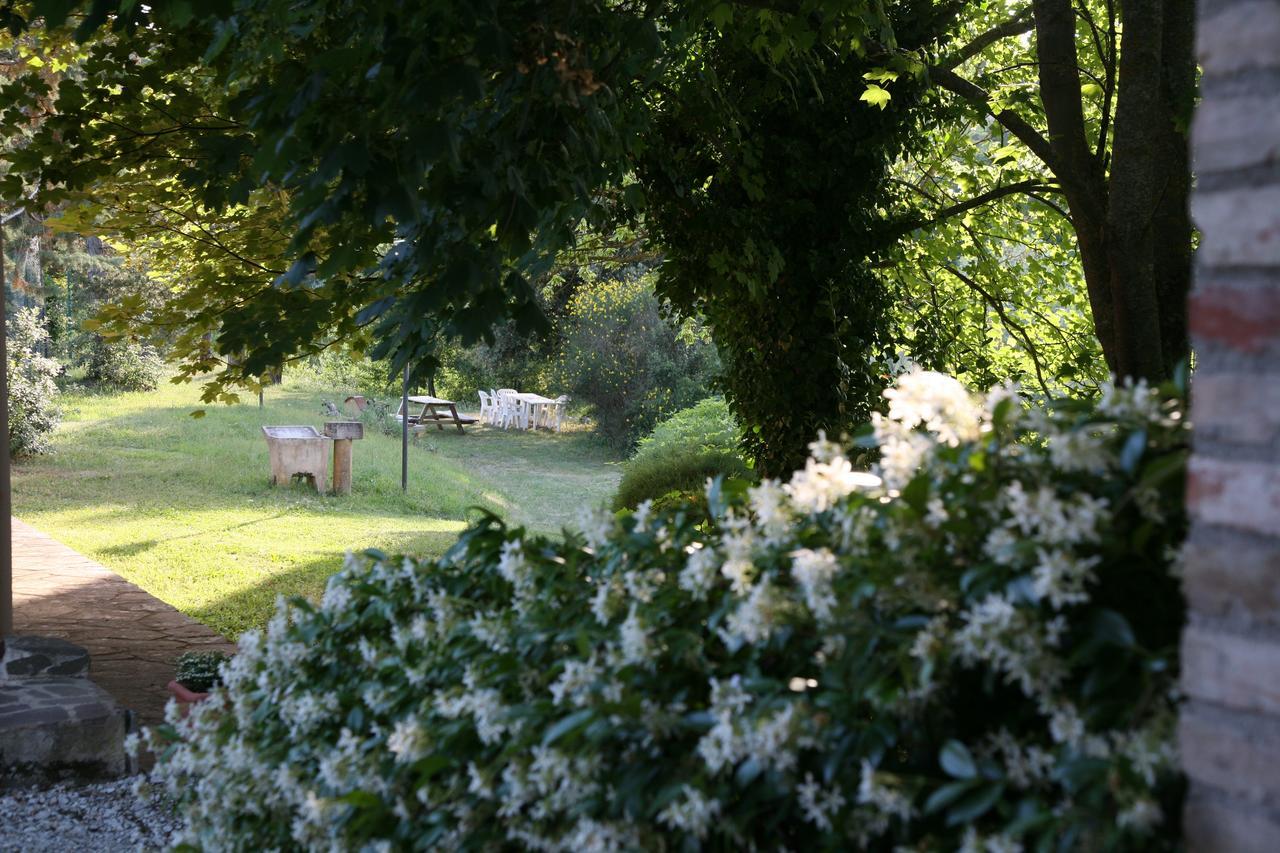 Agriturismo Villa Mozart Nel Verde Gubbio Luaran gambar