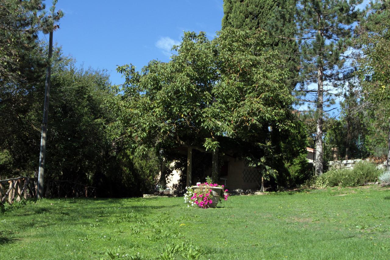 Agriturismo Villa Mozart Nel Verde Gubbio Luaran gambar