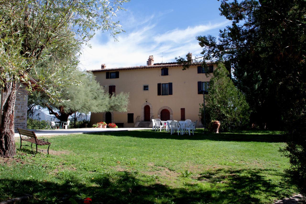 Agriturismo Villa Mozart Nel Verde Gubbio Luaran gambar