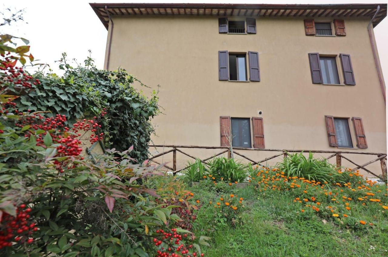 Agriturismo Villa Mozart Nel Verde Gubbio Luaran gambar